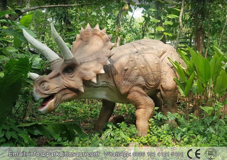 /Estatua de criaturas de dinosaurios realistas Triceratops